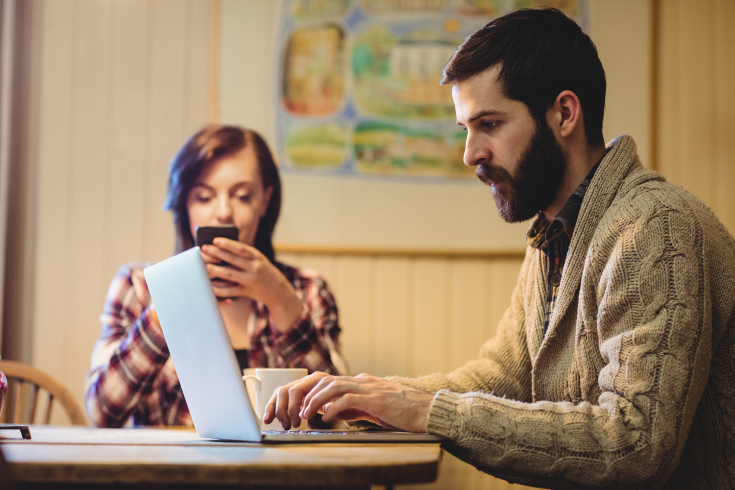 un homme travaillant sur un ordinateur portable