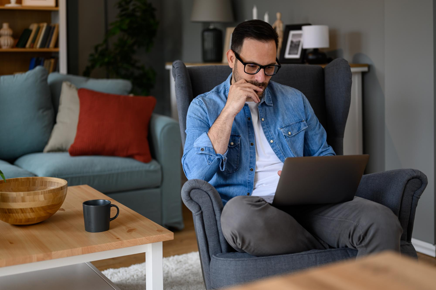 un homme sur une chaise avec un ordinateur portable