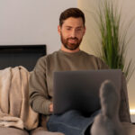 homme avec un ordinateur portable