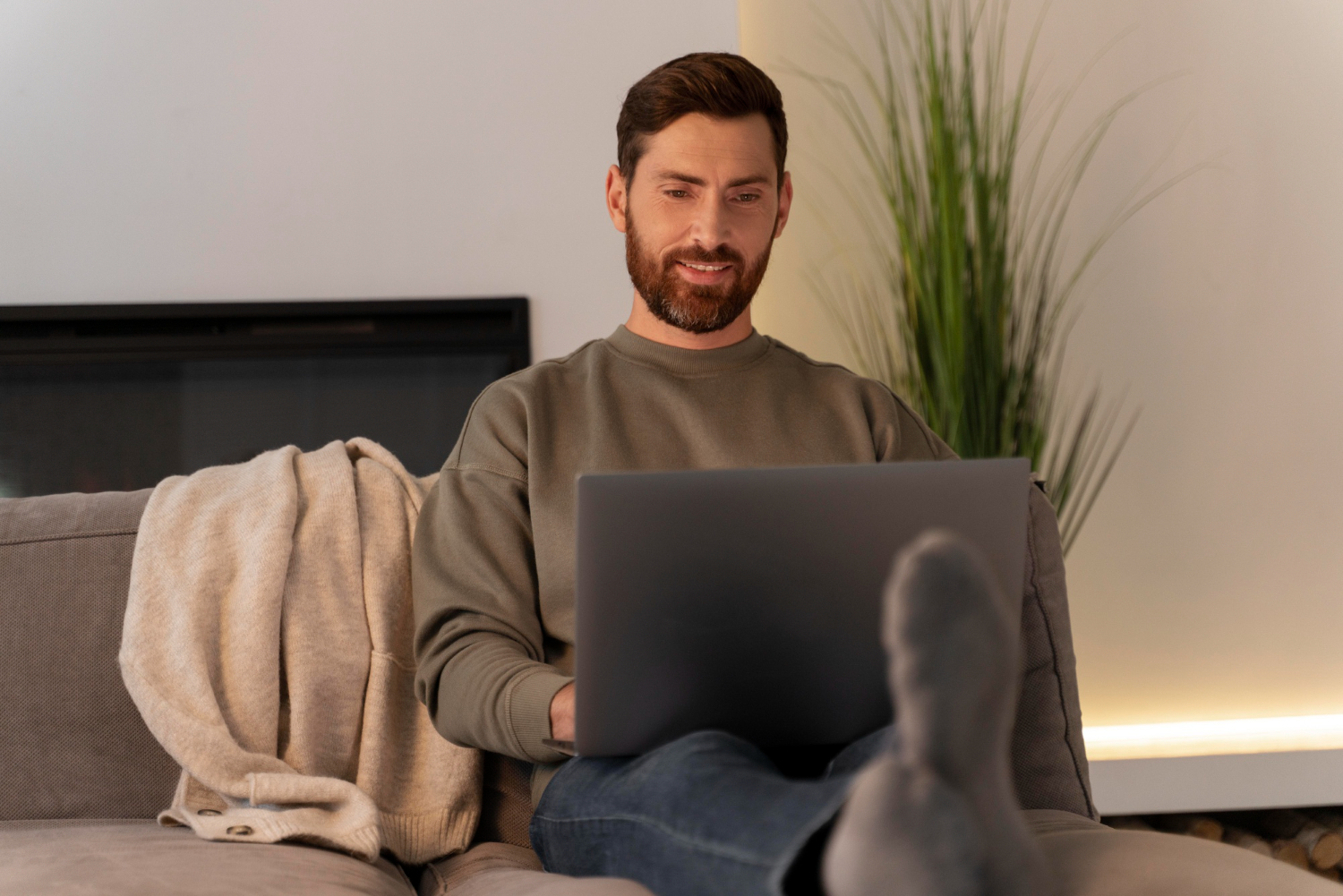 homme avec un ordinateur portable